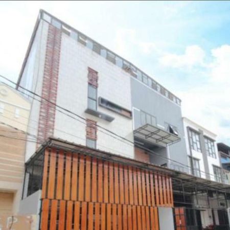 ホテルKamar Keluarga Duri Kosambi ジャカルタ エクステリア 写真